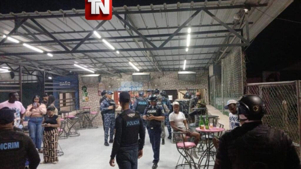 POLICÍA NACIONAL INTENSIFICA OPERATIVOS EN BARES Y DISCOTECAS DE BAHORUCO