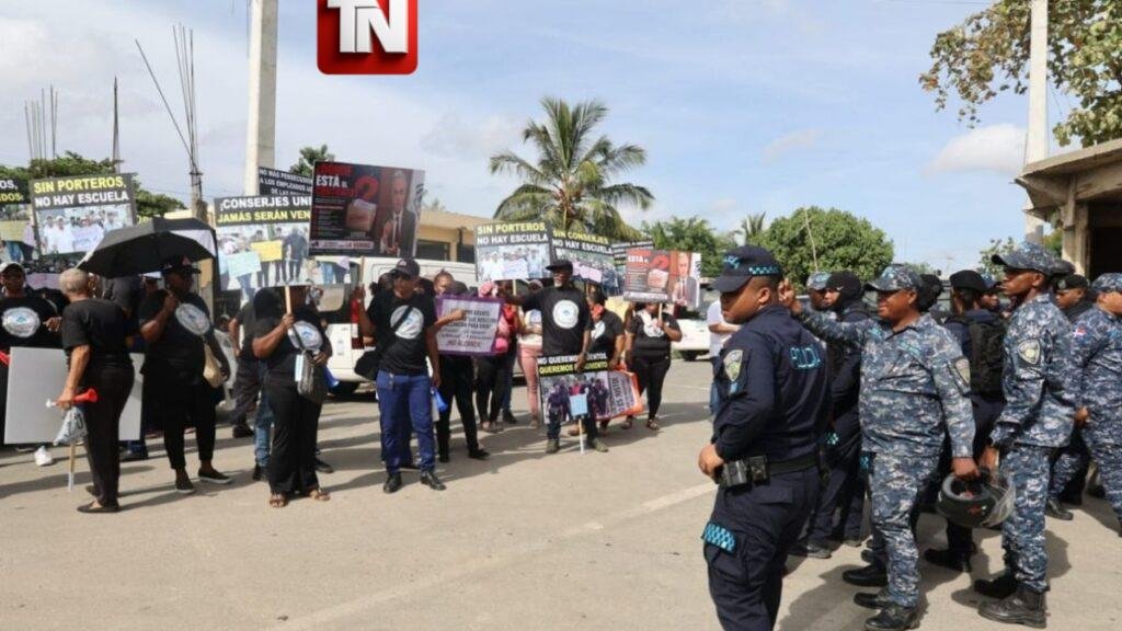Conserjes y empleados de escuelas paralizarán labores este lunes en reclamo de aumento salarial