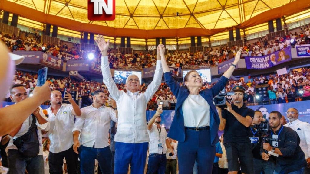 Carolina Mejía presenta a Ricardo de los Santos como jefe de su campaña presidencial