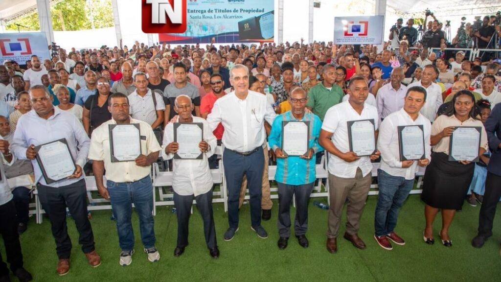 Presidente Abinader entrega 1,750 títulos de propiedad en Los Alcarrizos que benefician a unas 7,000 personas de los sectores Santa Rosa, La Esperanza, La Unión, El Tamarindo y El Progreso I & II