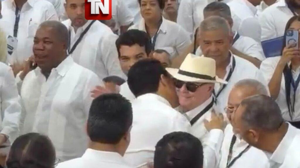 Hipólito y David se saludan con cariño y beso