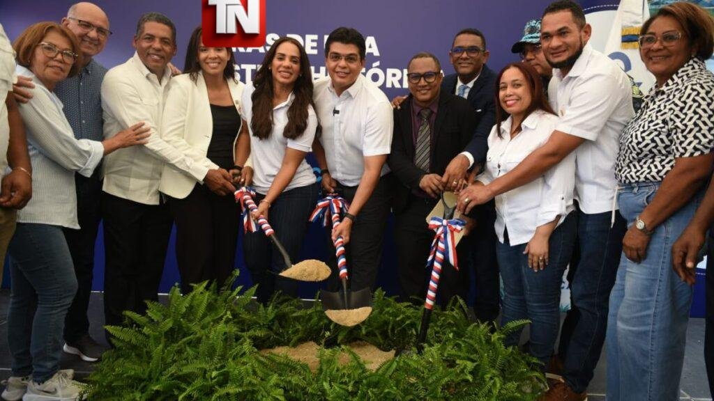 Fellito Suberví inicia el saneamiento de cañada en Los Guaricanos