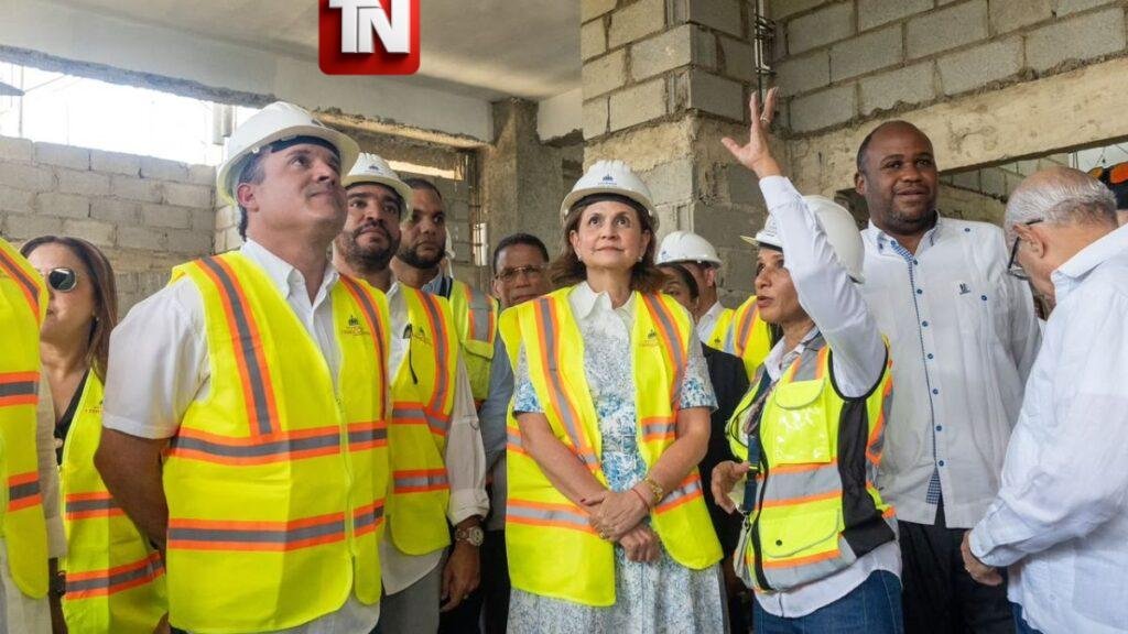 Vicepresidenta Raquel Peña supervisa construcción del Hospital Traumatológico Luis L. Bogaert en Mao