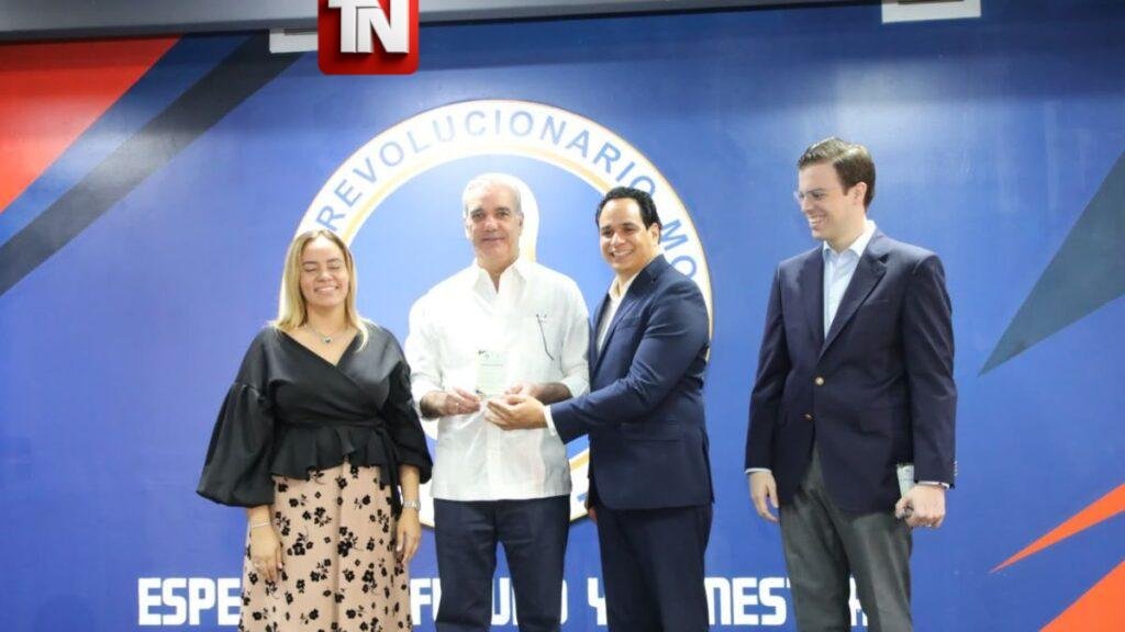 Abinader destaca importancia de Escuela de Formación del PRM y pide a Manuel Conde permanecer en el cargo