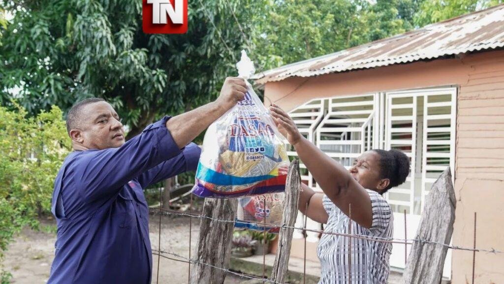 DASAC garantiza alimentación e inicia reparación de techos a familias afectadas por ventarrón en San Juan de la Maguana