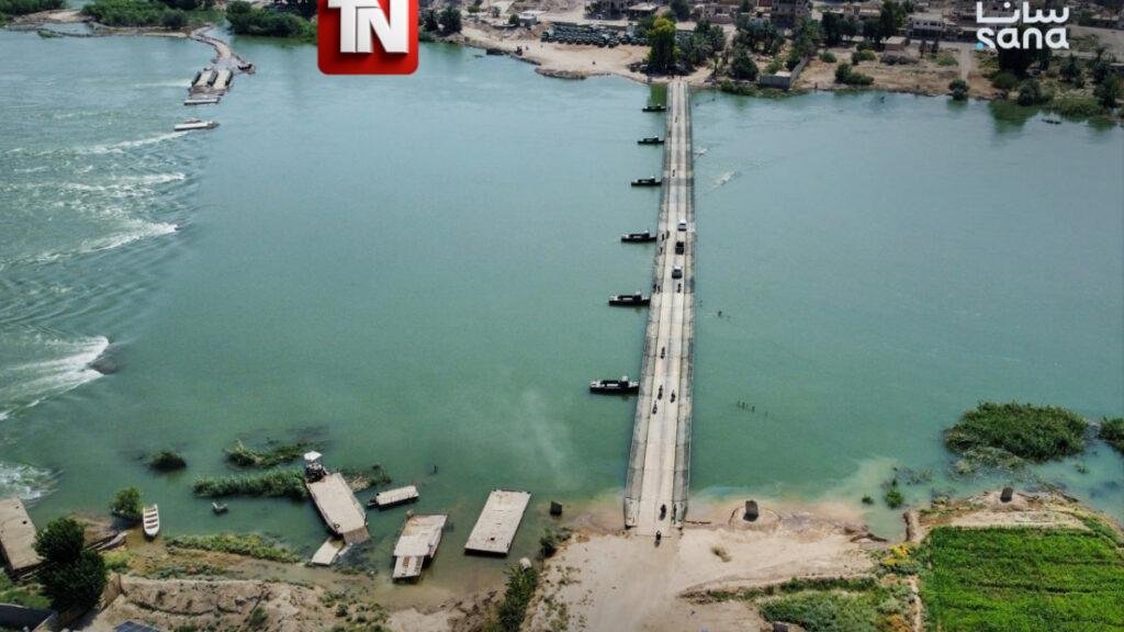 Instalan puente flotante sobre el Éufrates en Deir Ezzor