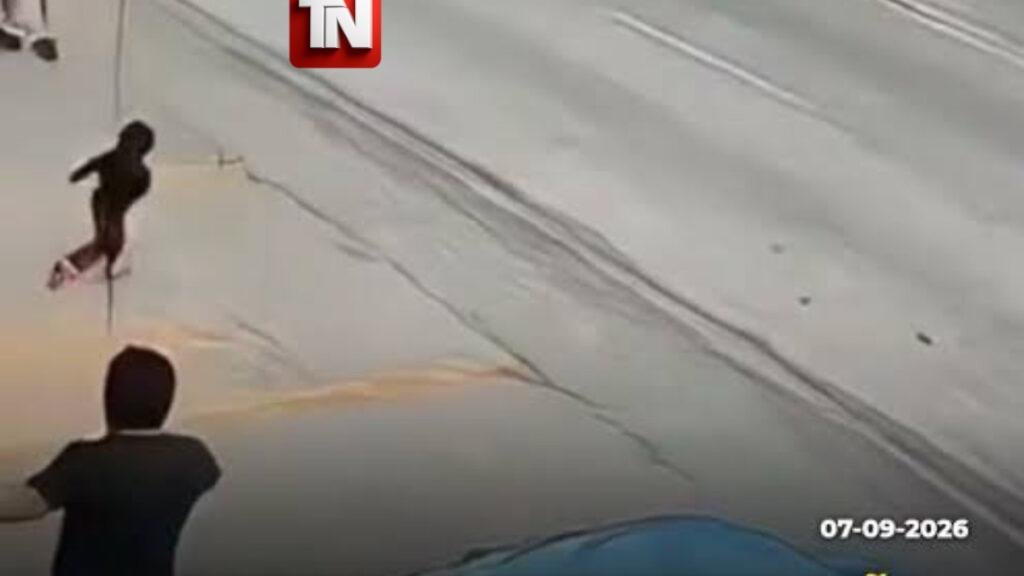 Un hombre salva a una niña de un inminente atropello en carretera