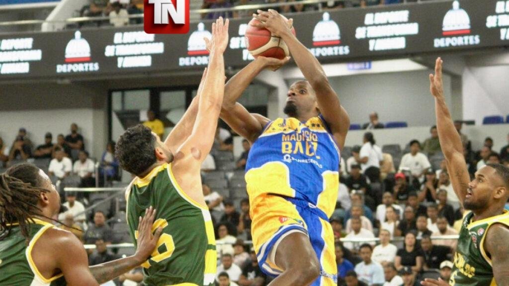 Victoria de Mauricio Báez en el inicio del torneo de baloncesto superior