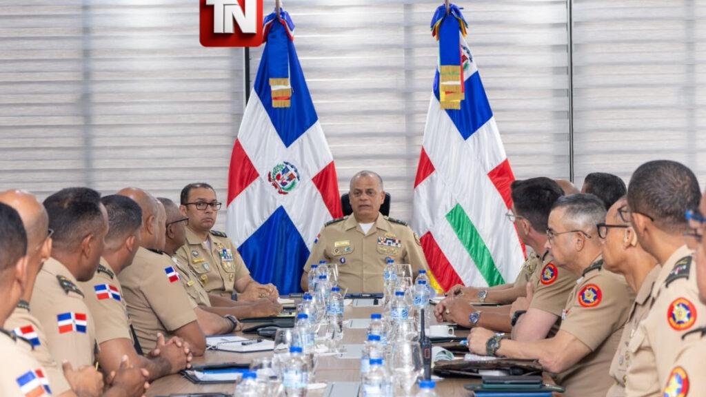 Ministro de Defensa revisa planes de seguridad nacional con altos mandos militares