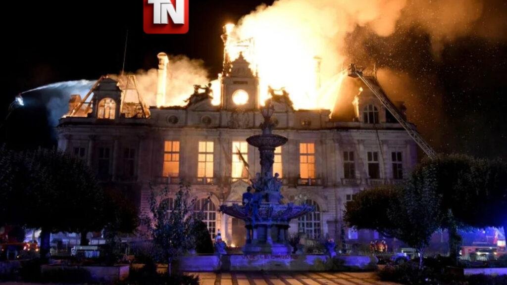 Incendian histórico ayuntamiento en Francia durante protestas y las llamas destruyen gran parte del edificio