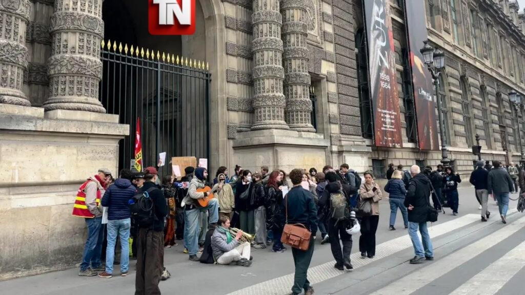 Estudiantes bloquean el Louvre en apoyo a las protestas juveniles y denuncian represión policial