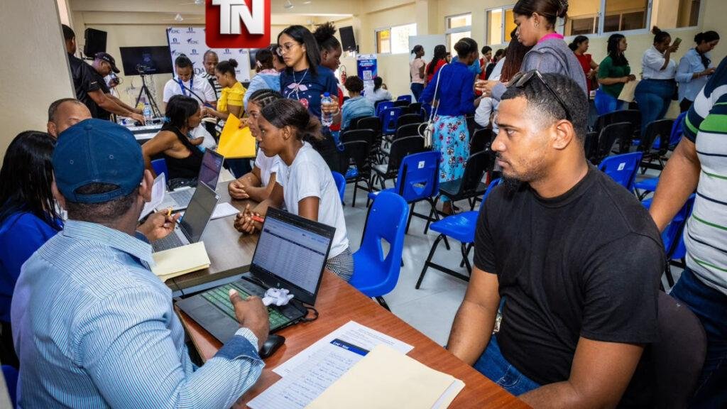 Cientos de jóvenes acuden a feria de empleos del IDAC por 33 vacantes en el aeropuerto de Cabo Rojo