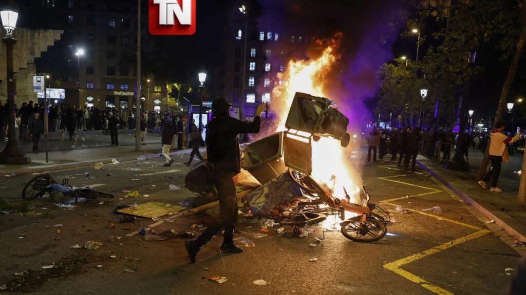 (Video) Jóvenes provocan incendios, saqueos y enfrentamientos con la Policía