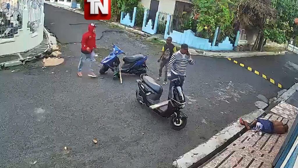 (Video) muestra a tres hombres golpeando brutalmente a otro hasta causarle la muerte