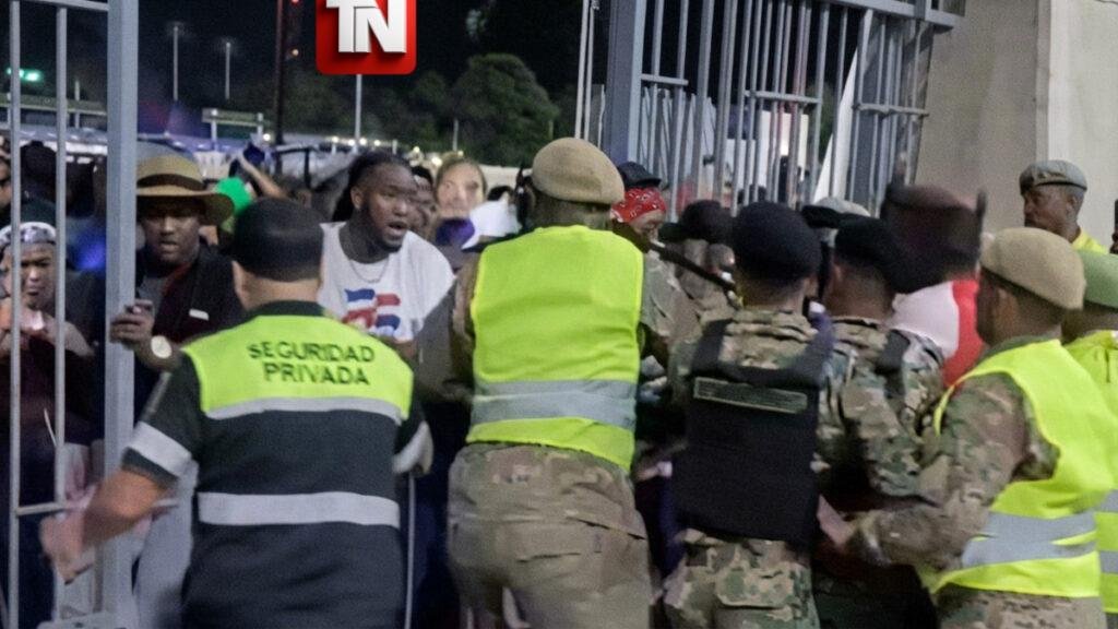 Caos en el Olímpico Multitud de haitiano derriba puerta durante ingreso al partido RD-Haití