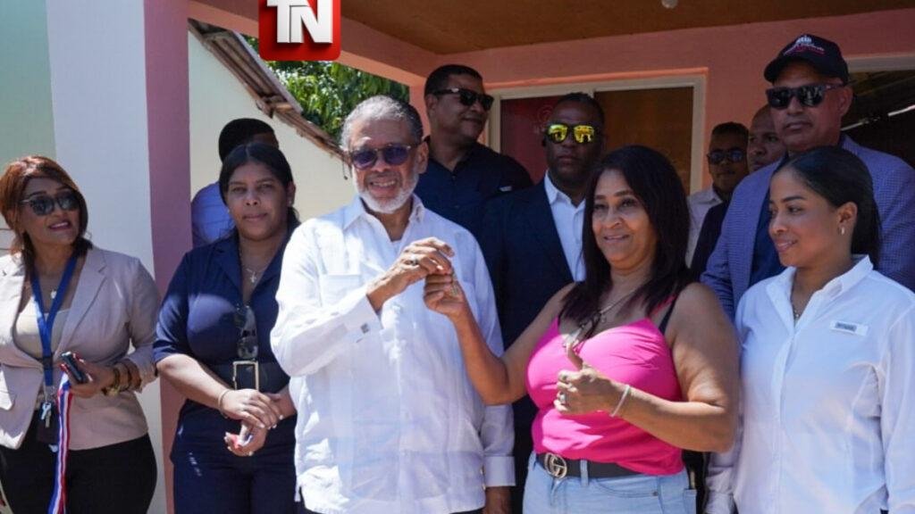 DGDC ENTREGA VIVIENDA REMOZADA Y EQUIPADA A FAMILIA EN LAS MATAS DE FARFÁN