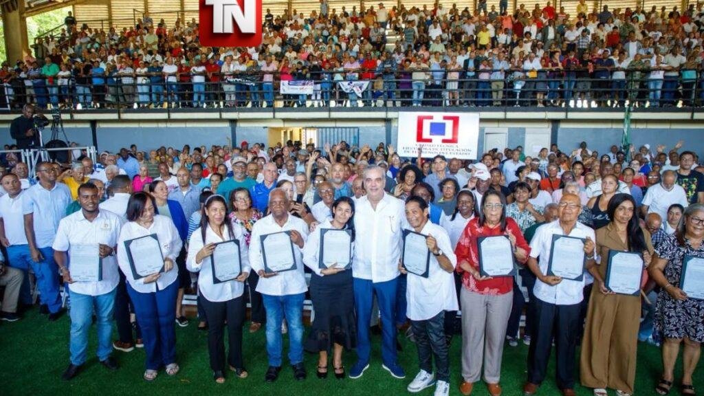 Presidente Abinader entrega 1,500 títulos que dan seguridad jurídica a 6,000 personas en El Almirante II y protegen el patrimonio de sus familias