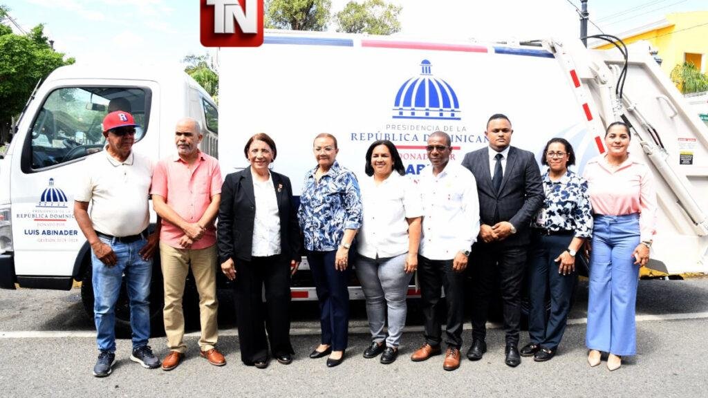 La Vega recibe nuevo camión recolector de desechos sólidos donado por el presidente Luis Abinader