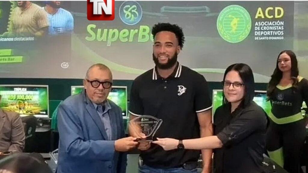 Raimel Tapia y Albert Abreu fueron seleccionados como los más destacados en la premiación El Pelotero Estrella de la Semana
